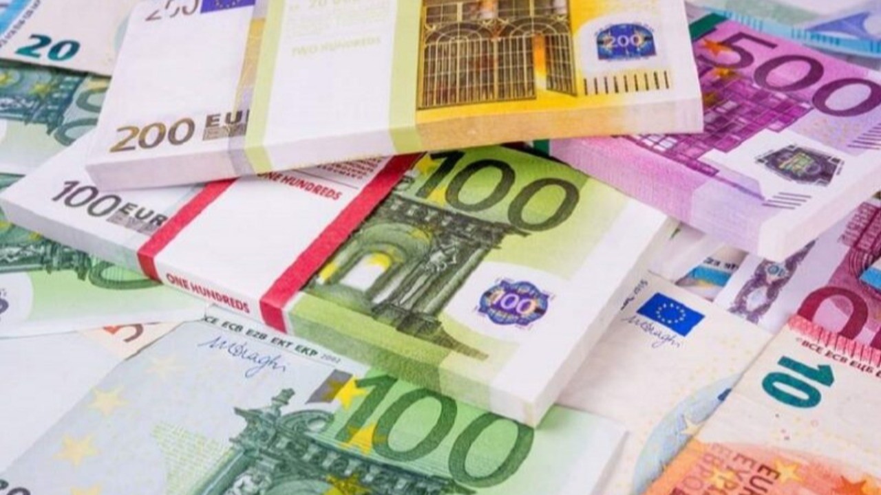 اليورو يتراجع إلى أدنى مستوياته مقابل الدولار منذ 20 عامًا