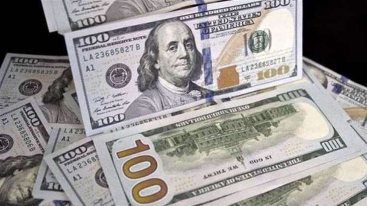 سعر صرف الدولار في السوق السوداء ينخفض ويسجّل 32100 ليرة للمبيع و32200 ليرة للشراء للدولار الواحد