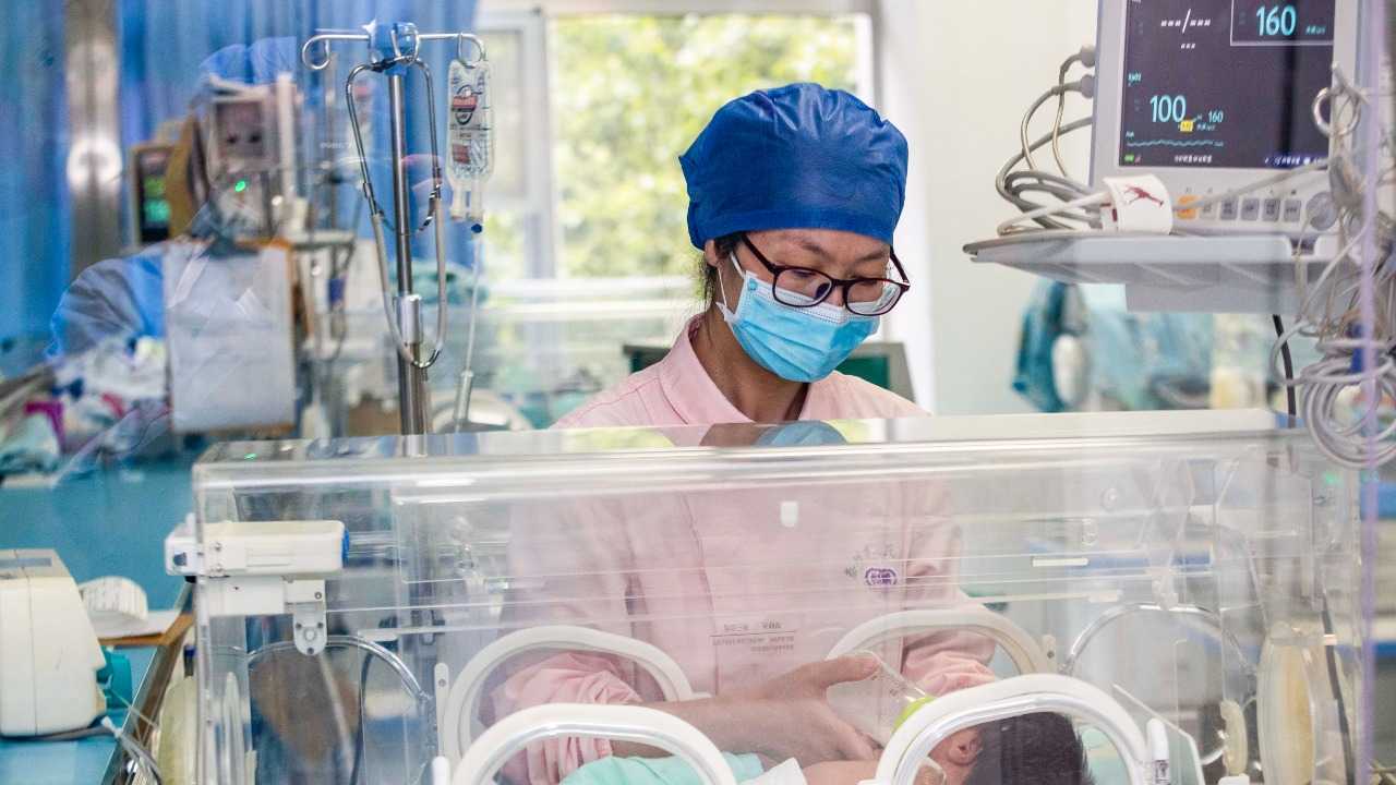 العالم يحيي جهود الممرضين في اليوم العالمي للتمريض