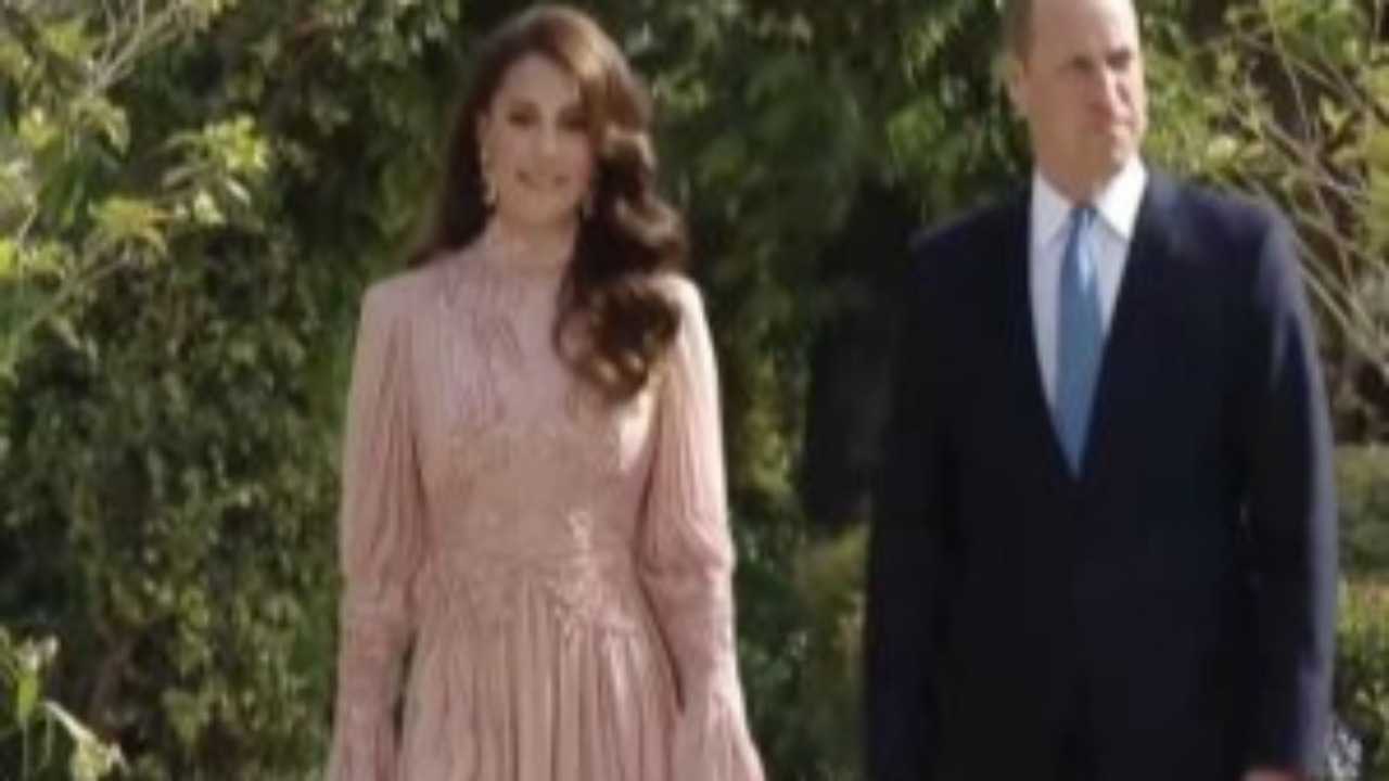 بإطلالة لبنانية أنيقة 