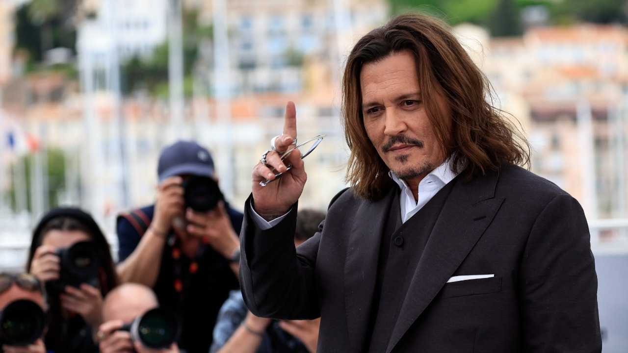 جوني ديب يتبرع بالمليون دولار التي حصل عليها من طليقته آمبر هيرد إلى المنظمات الخيرية