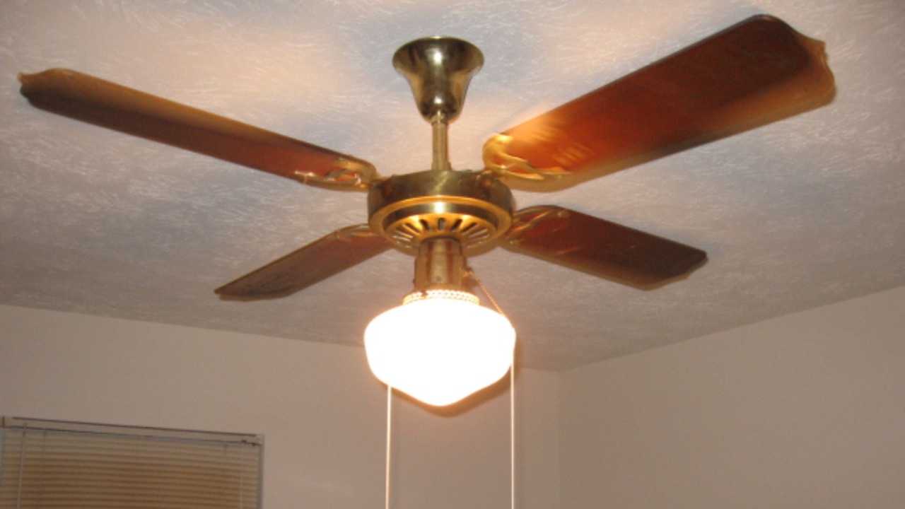 النوم مع المروحة ليلاً في الصيف ليس الخيار الأفضل لصحتنا