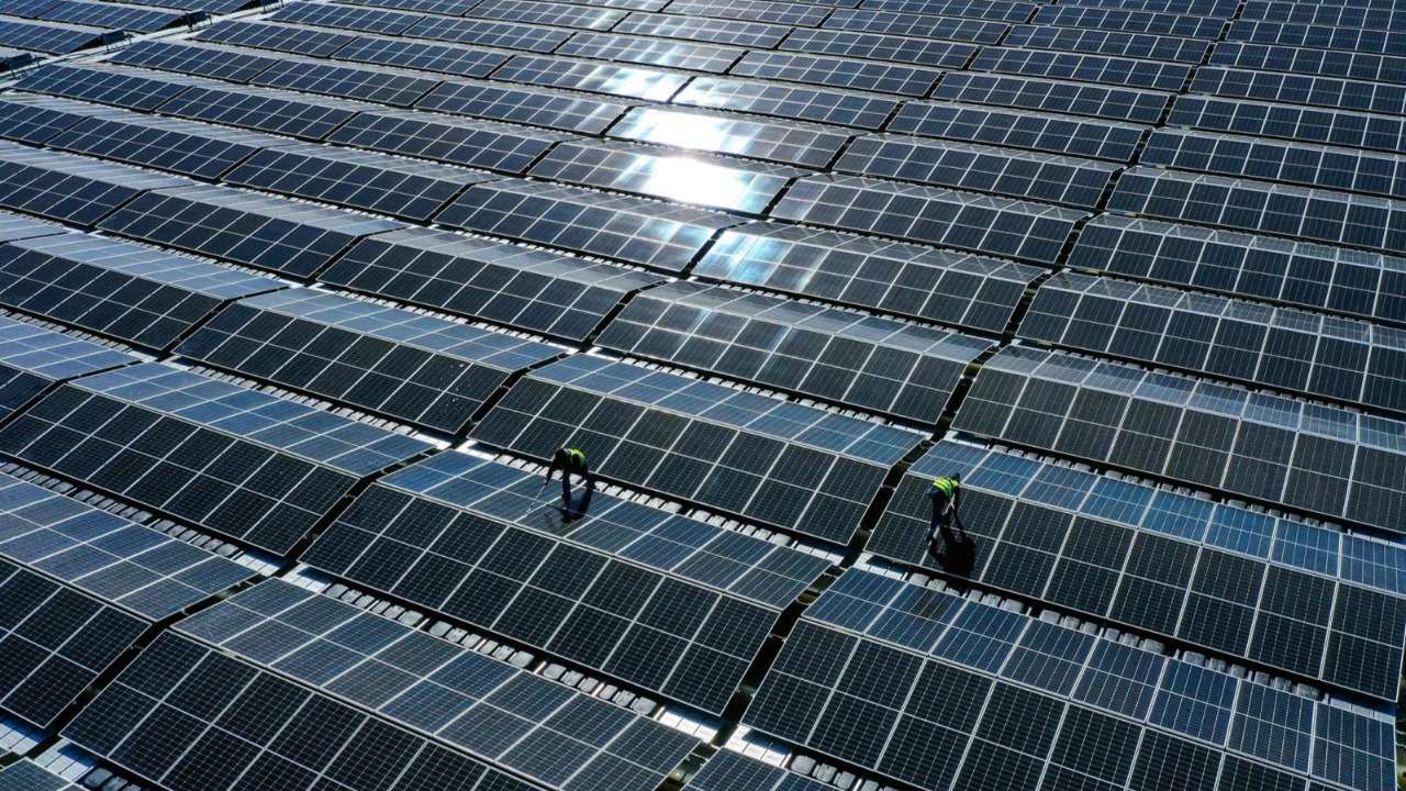 جبال من خردة ألواح الطاقة الشمسية تنذر بكارثة بيئية حقيقية بحلول 2030