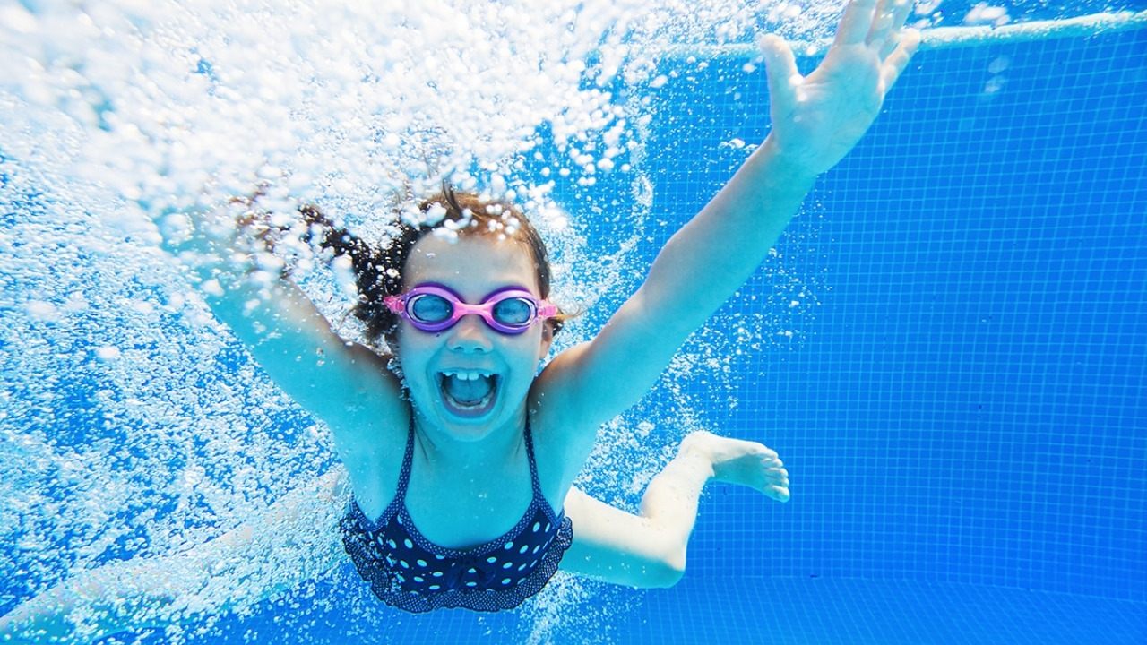 مادة الكلور في المسابح بين المخاطر والأعراض الجانبية