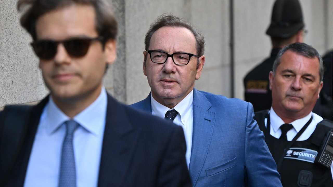 رجل يكشف تفاصيل اعتداء كيفن سبايسي عليه جنسياً أمام محكمة في لندن