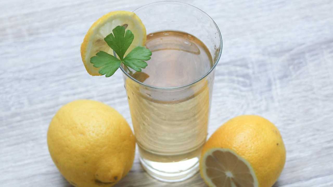 مشروبات طبيعية تمنع احتباس السوائل في الجسم