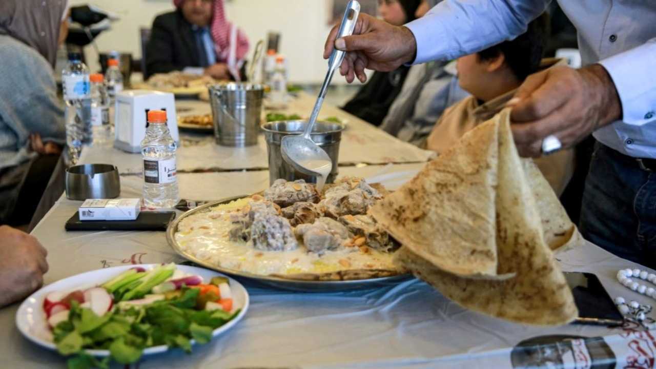 دراسة حديثة حول أهمية طريقة تناول الطعام ببطئ لتجنّب الأضرار الصحية