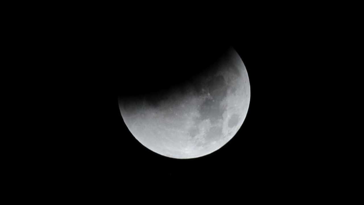 روسيا تسابق الزمن لإطلاق رحلة إلى القمر بحثًا عن المياه