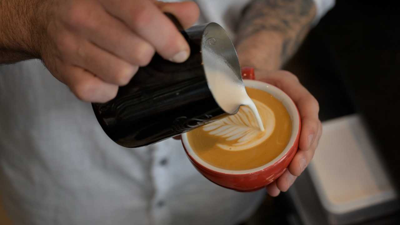 أسباب تأجيل شرب القهوة لساعة على الأقل بعد الاستيقاظ