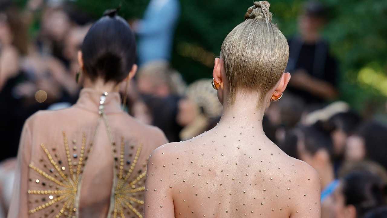 تنسيق الصيحات الصيفية مع ألوان موسم خريف 2023