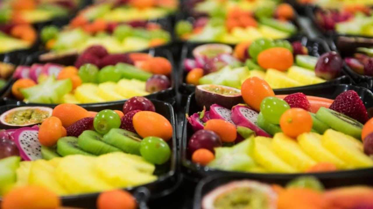 أطعمة تخفّض حرارة الجسم بشكل طبيعي في الأيام الحارّة