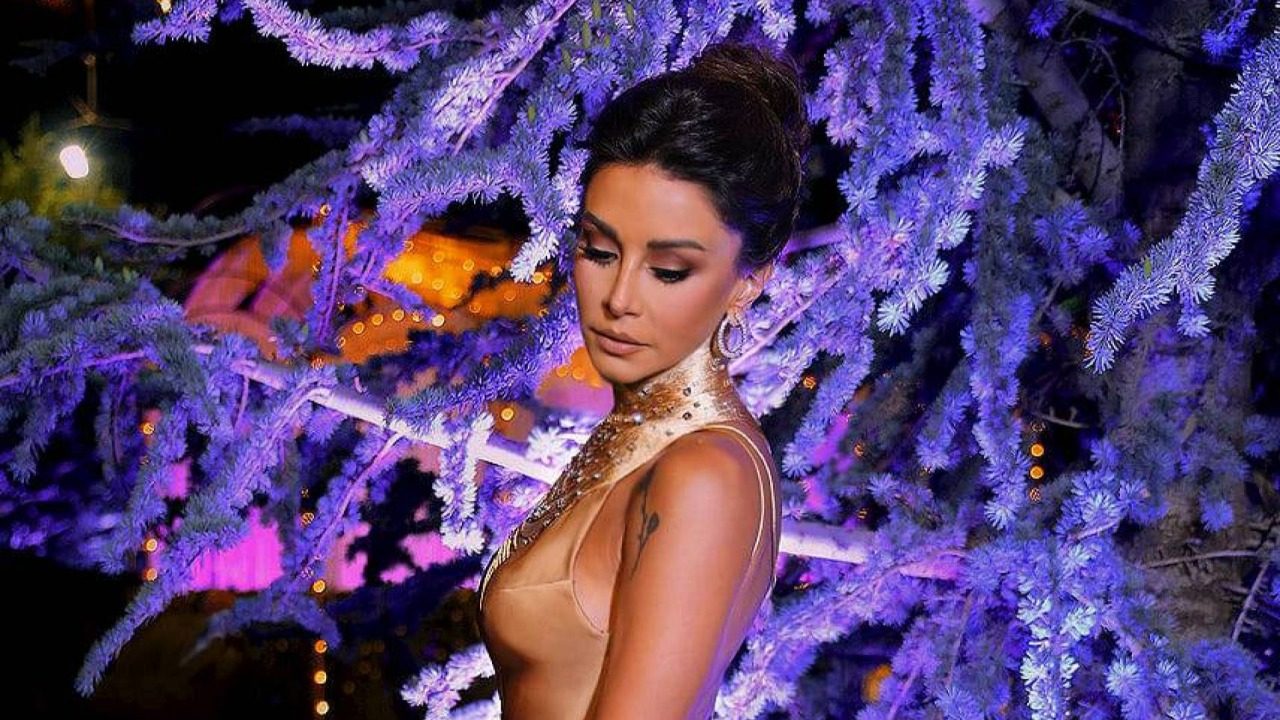 كاريس بشار تعتمد اللون البرونزي في حفل زفاف