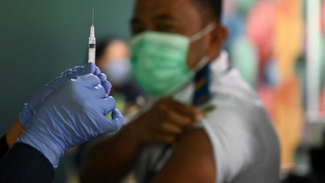 حقيقة شائعات تزعم ارتفاع خطر إصابة الملقّحين بمتحوّر كورونا الجديد