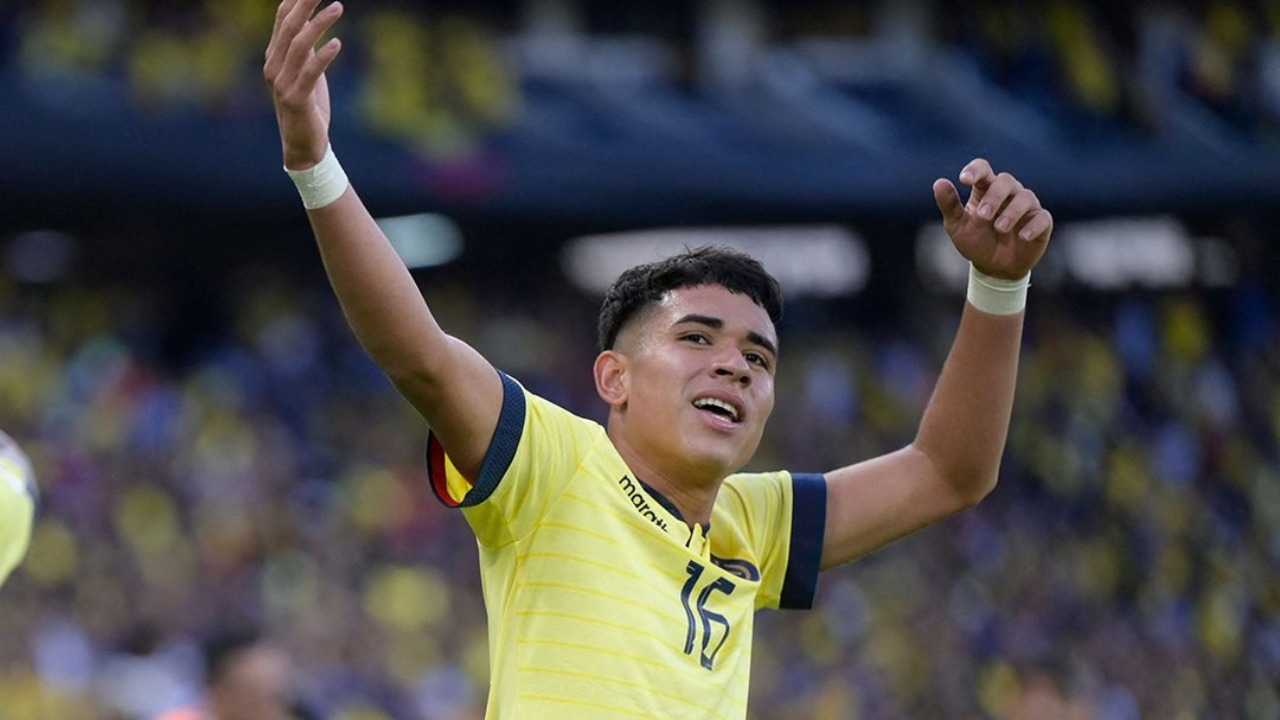 الإكوادوري كيندري بايز أصبح أصغر لاعب يرتدي قميص منتخب بلاده بعد مشاركته أمام الأوروغواي في تصفيات كأس العالم 2026