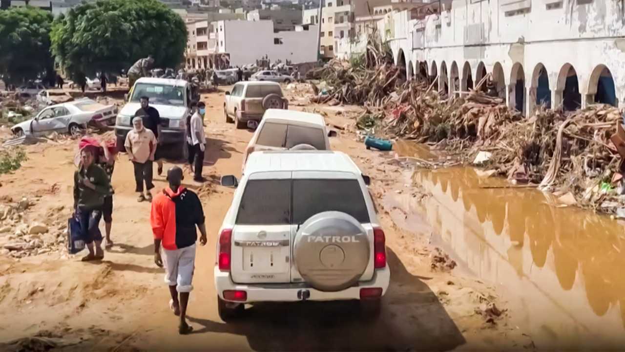 انتشار الأوبئة يهدد صحة الناجين في ليبيا لوجود آلاف الجثث في المياه الراكدة