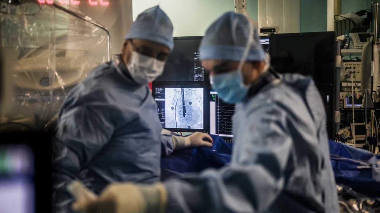 عقار لوروندروستات الجديد يُظهر نتائج واعدة في علاج ارتفاع ضغط الدم المقاوم لأساليب العلاج ‫التقليدية عبر تقليل إنتاج الجسم لهرمون ألدوستيرون من ‫الغدة الكظرية للتحكّم بمستويات ‫الصوديوم والبوتاسيوم في الدم