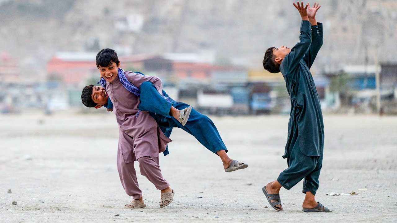 الصراخ على الأطفال والإساءة اللفظية أسوأ من الضرب ويترك آثار تشبه التحرش والاعتداء الجنسي ويضاعف خطر تعاطي المخدرات ودخول السجن