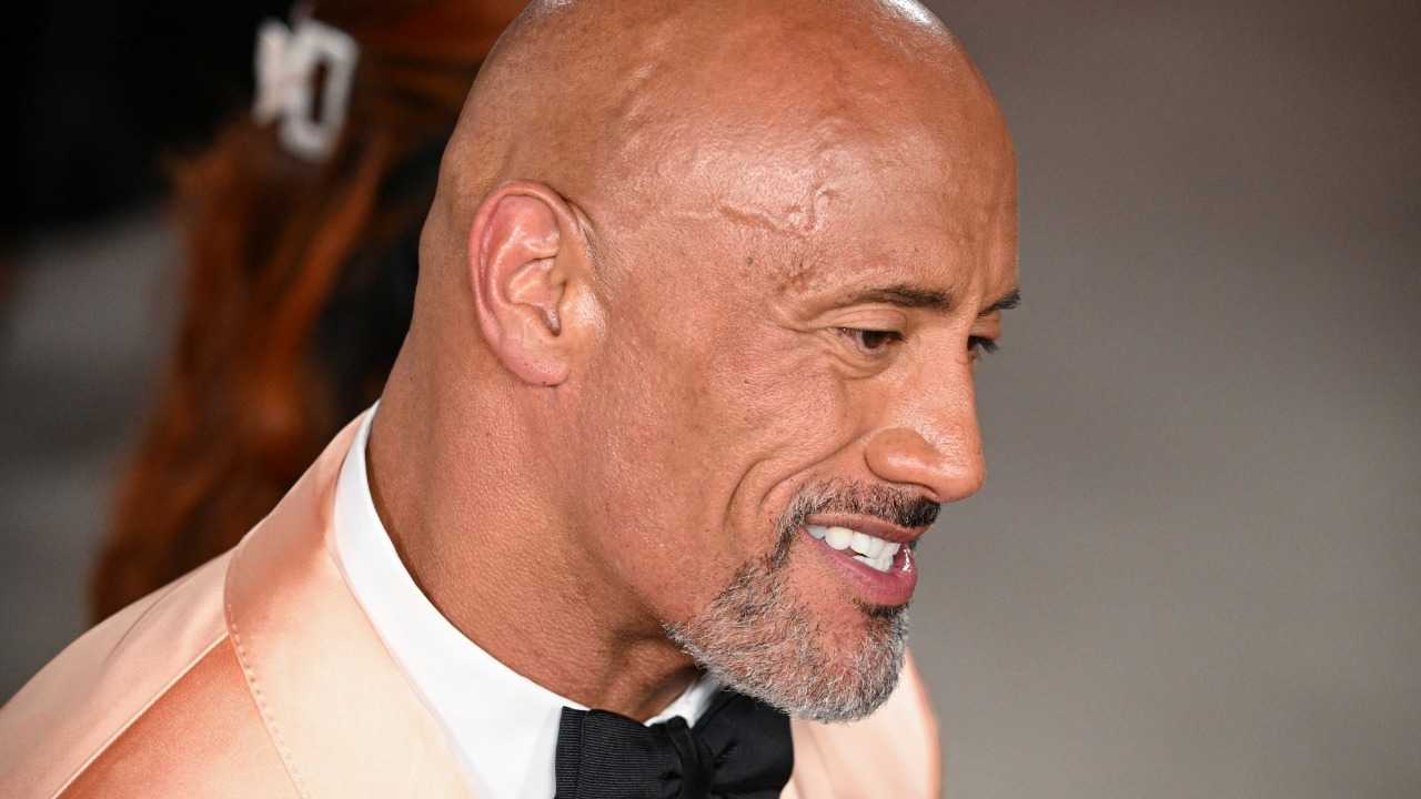 متحف الشمع في باريس يعيد العمل على تمثال دواين جونسون بعد انتقادات الممثل من افتقاره إلى الواقعية وتحديداً 