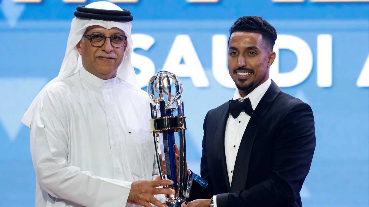 السعودي ياسر الدوسري لاعب نادي الهلال يحرز جائزة أفضل لاعب في آسيا لعام 2022 تزامناً مع اقتراب بلاده من استضافة المونديال