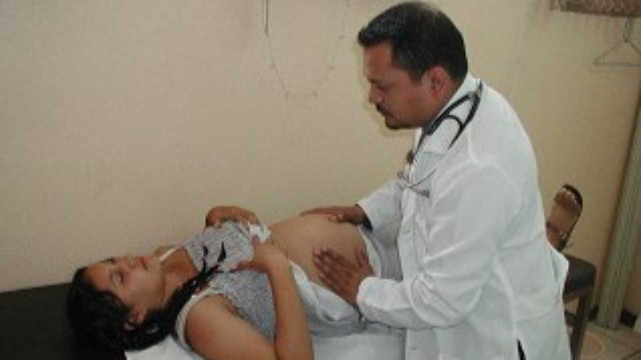 امرأة أميركية وُلدت برحم مزدوج حامل بتوأم ينموّ كل منهما في رحم