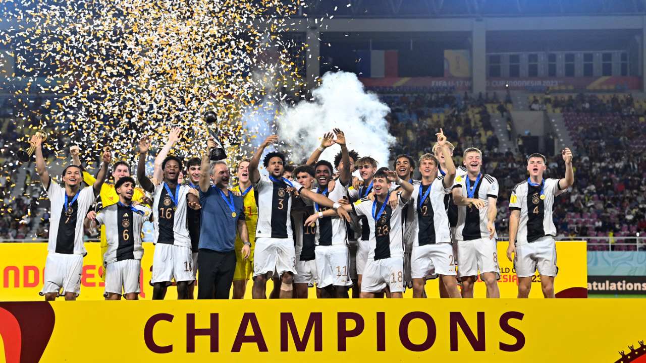 منتخب ألمانيا لكرة القدم يتوّج بلقب كأس العالم تحت 17 سنة للمرة الأولى في تاريخه بعد فوزه على فرنسا بركلات الترجيح في المباراة النهائية