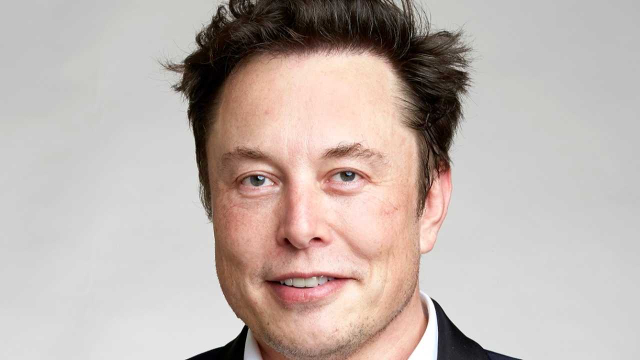 تيسلا تتفوّق على أبل بهاتفها الذي يُشحن بالطاقة الشمسية كهرباء عوضاً عن الكهرباء