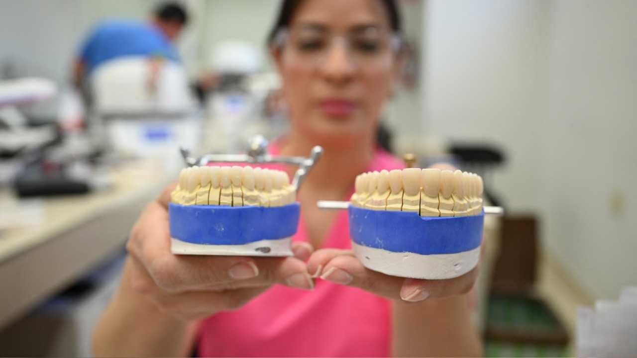 عادات وأطعمة تسبّب تآكل الأسنان واصفرارها وتضرّ ببنيتها الداخلية