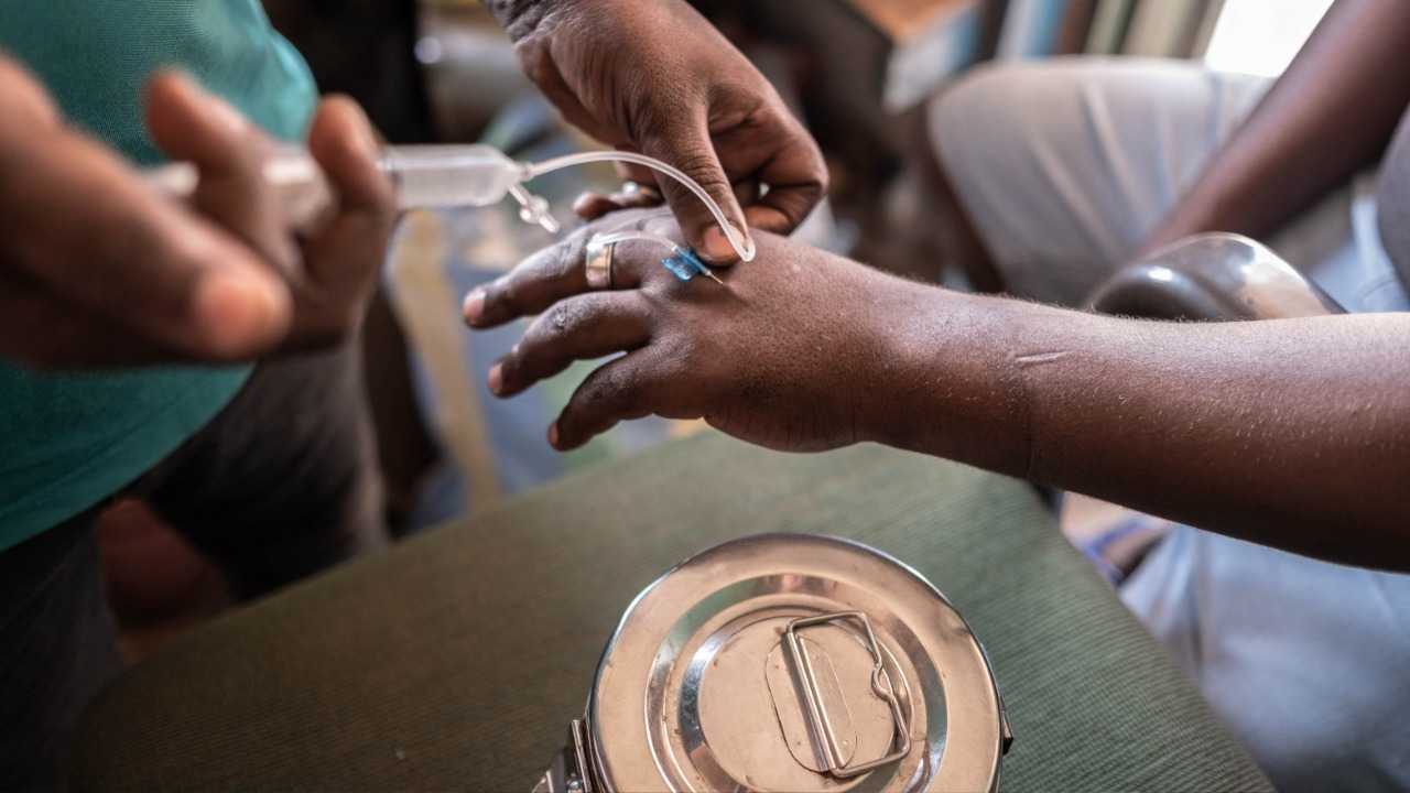 عالِم إفريقي يتوصّل للقضاء على مرض الملاريا بعد إصابته به عبر تعديل الحمض النووي للبعوض