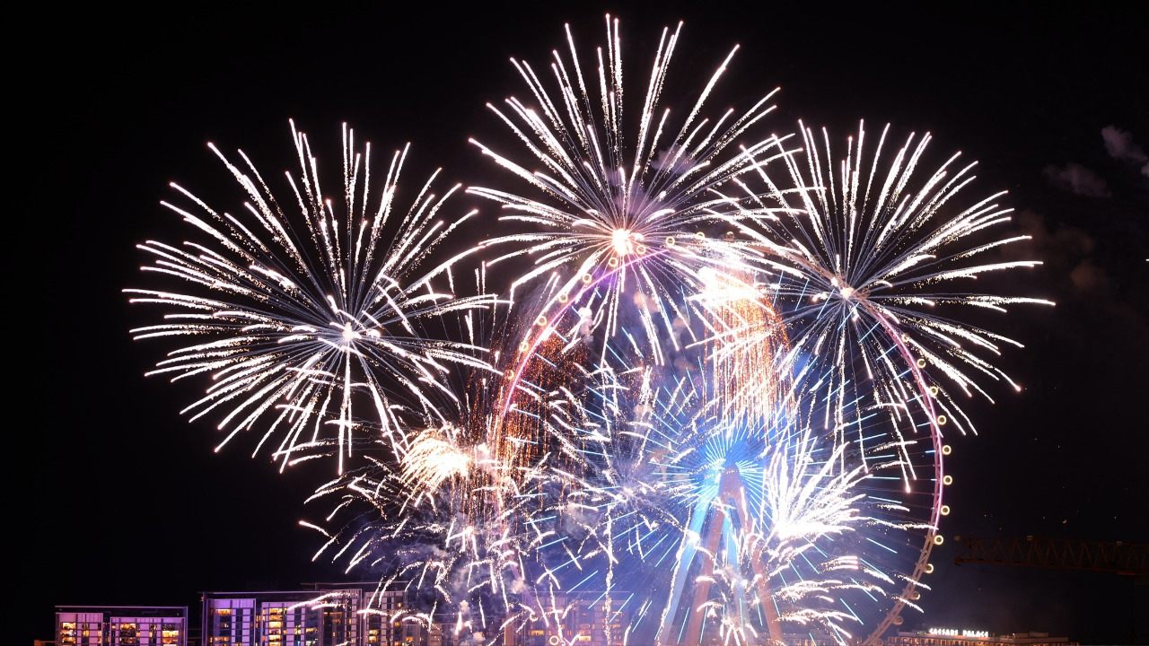 الشارقة تمنع الألعاب النارية في ليلة رأس السنة تضامناً مع غزّة وتحذّر من إجراءات قانونية بحق من يخالف