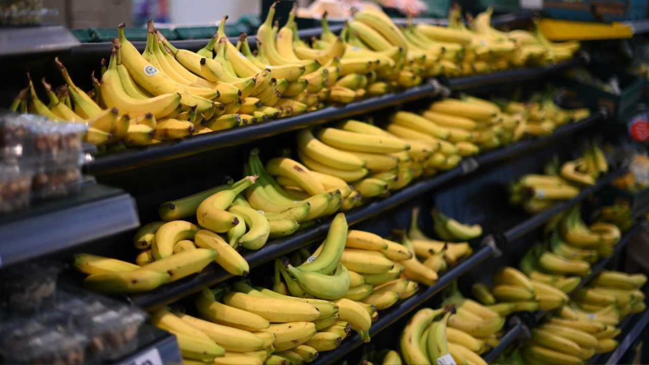 فوائد غذائية وصحية وطرق فعّالة لتنظيف المنزل واستخدامات زراعية وغيرها... توفّرها لكم قشور الموز عوضاً عن رميها