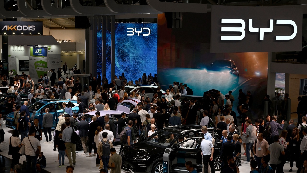 توقعات بتفوّق BYD الصينية على تسلا لتصبح شركة السيارات الكهربائية الأكثر شعبية في العالم