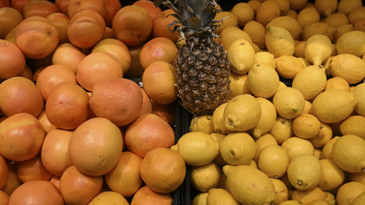 الحمضيات تعزز المناعة في الشتاء... إليكم حالات تمنع من تناولها