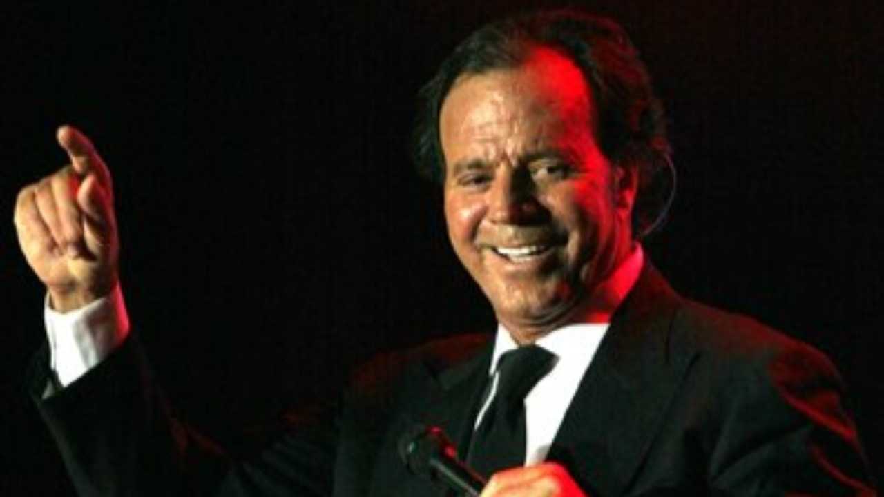 الجمارك في الدومينيكان يوقف خوليو إغليسياس لحمله أمتعة تزن 42.16 كيلوغرام معظمها من الطعام