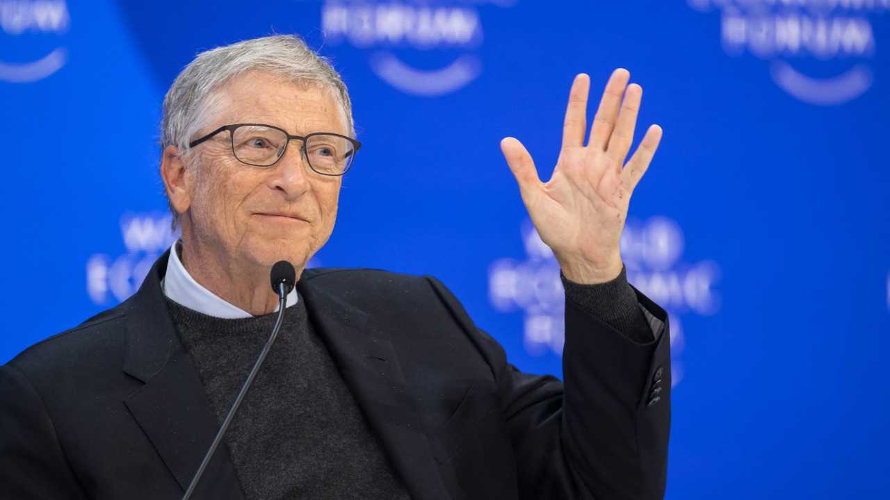 بيل غيتس يتوقع أن يندمج الذكاء الاصطناعي في حياة الناس خلال السنوات الخمس المقبلة ليجعلها أسهل