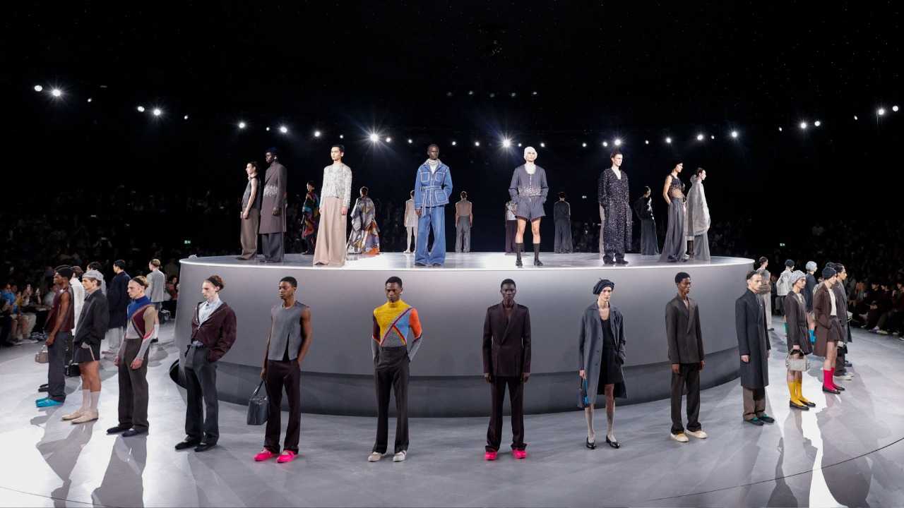 ديور تقدم تصميمات أنيقة للرجال خلال فصل الشتاء في أسبوع الموضة في باريس