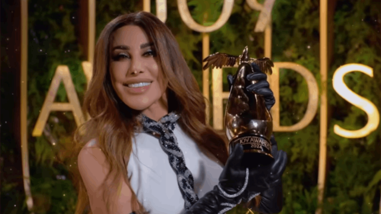بين الكلاسيكية والمبتكرة العصرية... إليكم أبرز إطلالات النجمات في حفل توزيع جوائز  2024 Joy awards
