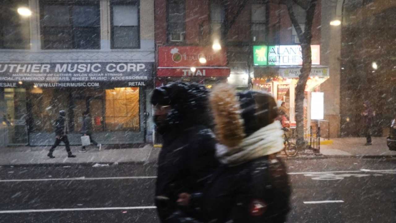 العيون الدامعة في الهواء البارد... مشكلة شتوية شائعة