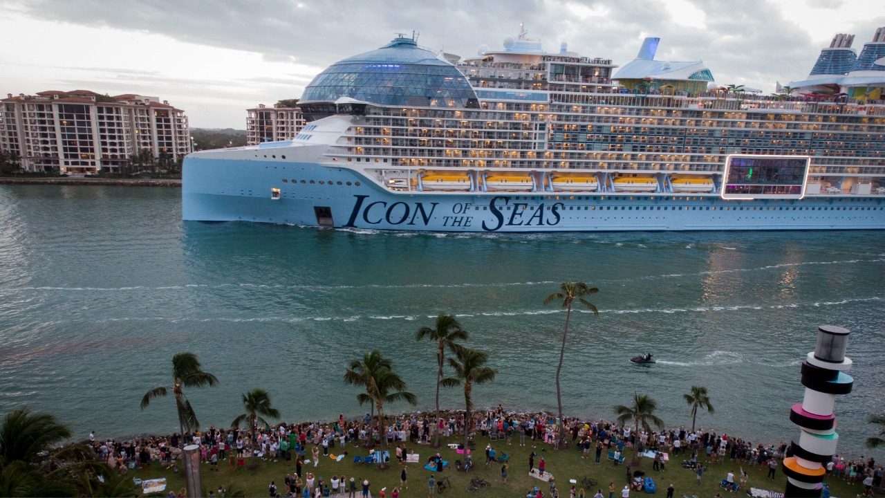 سفينة Icon of the Seas السياحية الأكبر في العالم تنطلق في رحلتها الأولى رغم الاتهامات بإلحاق أضرار بيئية كبيرة
