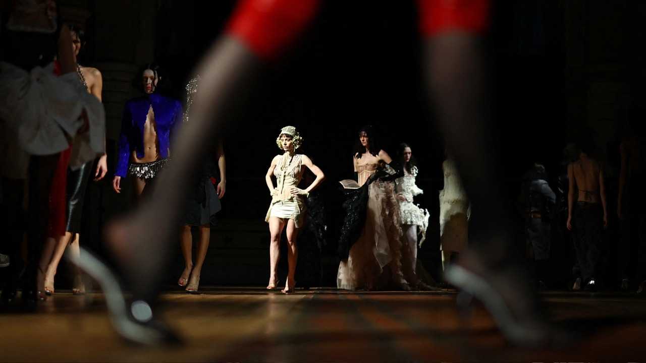 عروض أسبوع الموضة في لندن... بين الساحرات العصريات وغرف الجدّات وأزياء التلميذات