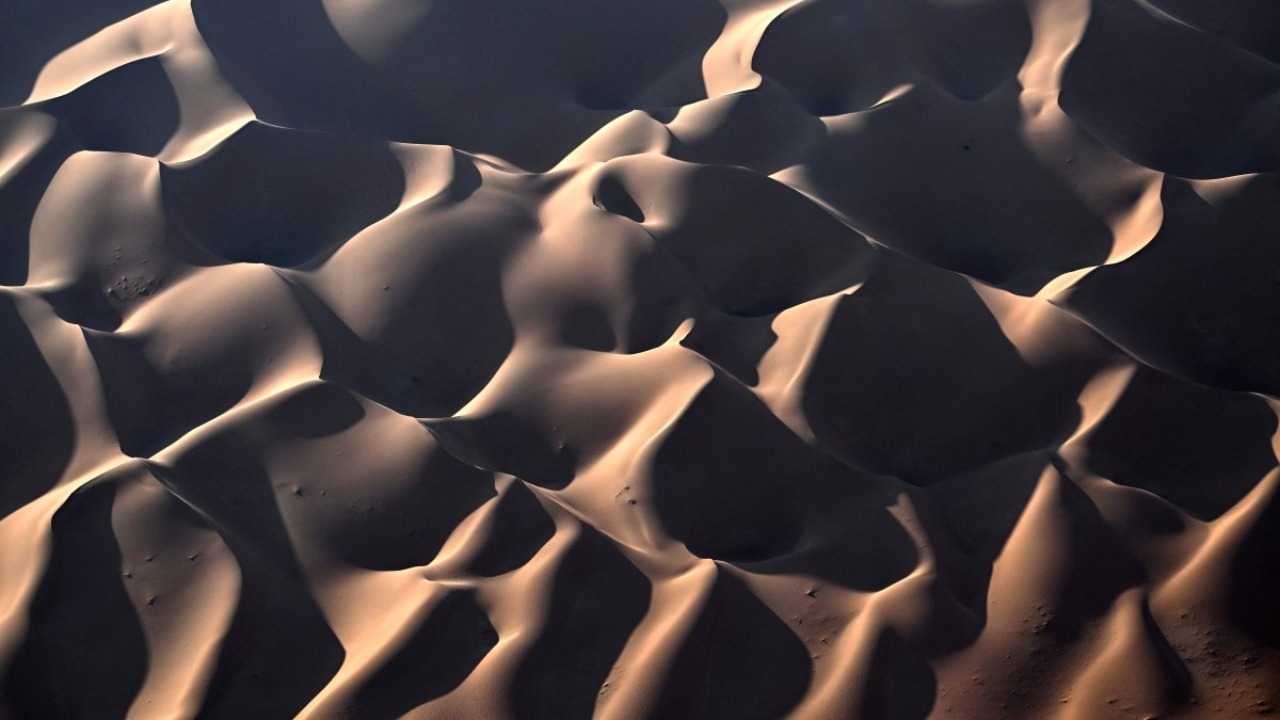 علماء الجيولوجيا يكشفون أن تكوين الكثبان الرملية النجمية الصحراوية يتراكم عبر الرياح بما يقرب من 6400 طن متري سنويًا على مدى 900 عام