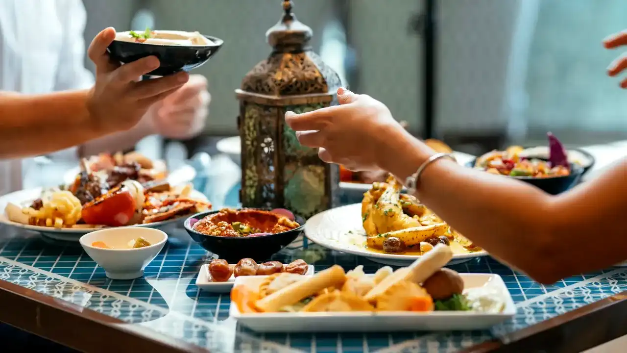 أسباب وعلاجات مشاكل عسر الهضم وحرقة المعدة في شهر رمضان