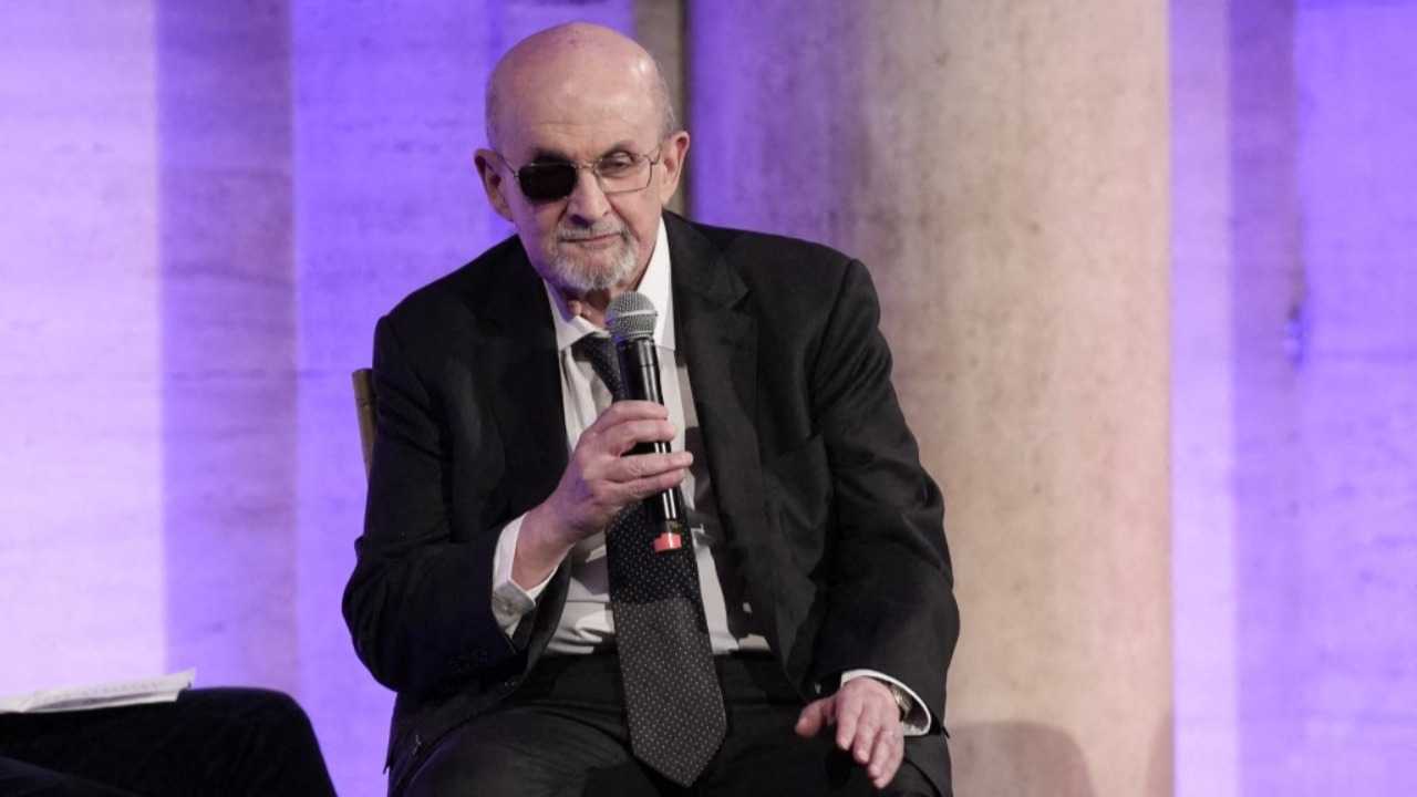 كتاب لسلمان رشدي عن تعرّضه لعملية الطعن في 2022 يصدر بعد أيام في الولايات المتحدة