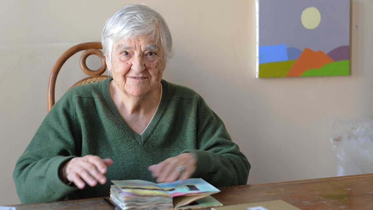 غوغل يغيّر شعاره ويحتفل بالكاتبة والفنّانة اللبنانيّة - السوريّة - الأميركيّة إيتيل عدنان وإرثها المتنوّع في قضايا التحرر ورفض الاستعمار