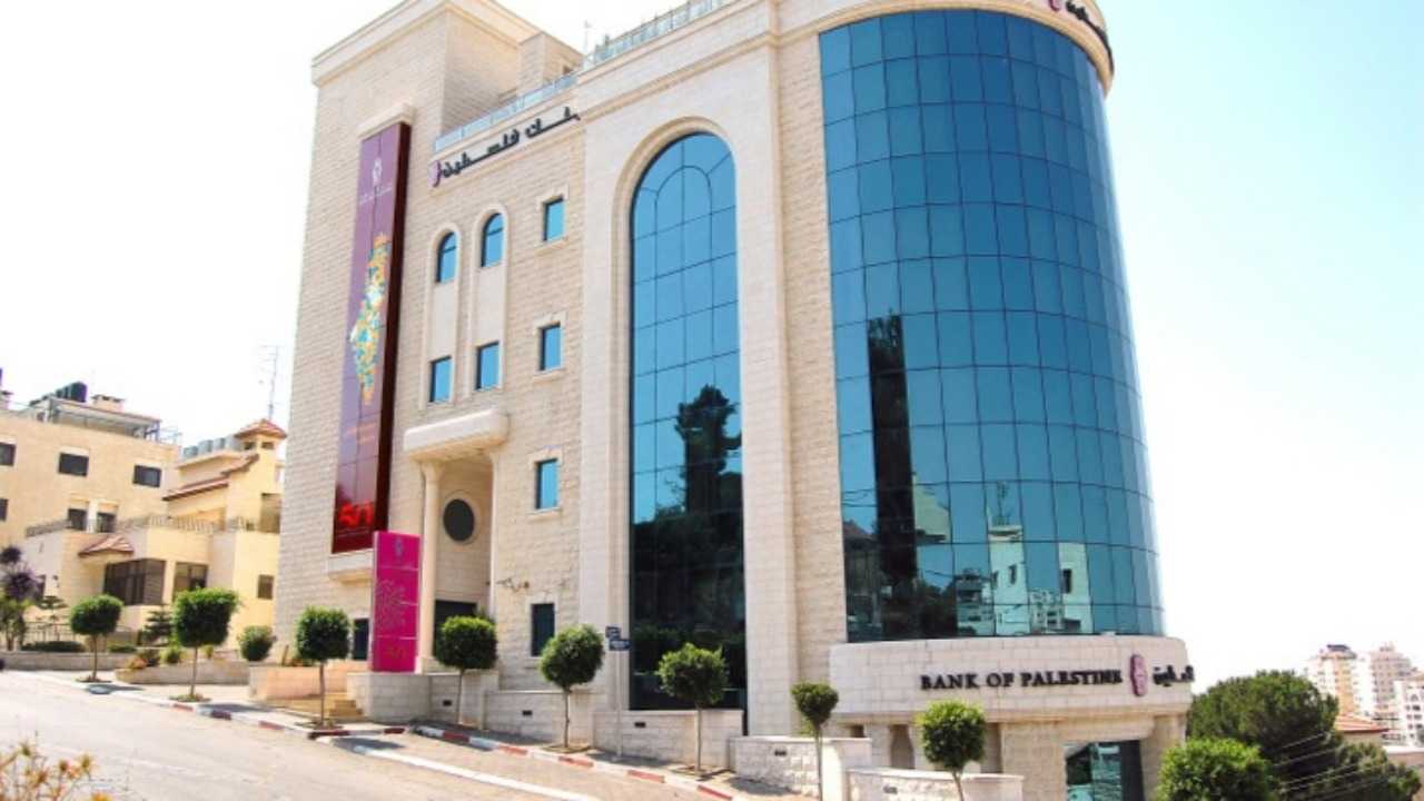 مسلحون يسطون على بنك فلسطين وينهبون 66 مليون يورو