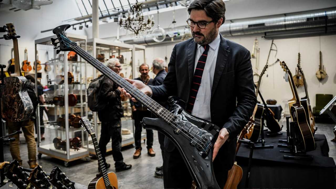 A guitar belonging to The Who s bassist John Entwistle was sold for 15 650 euros at an auction in Lyon Info3 The future of news