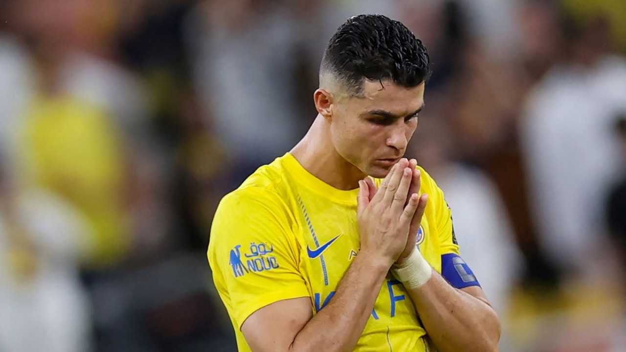 النجم البرتغالي في صفوف النصر السعودي كريستيانو رونالدو يكتسب تقدير واحترام الخصوم قبل الأنصار مع تحطيمه الرقم القياسي لعدد الأهداف في موسم واحد: قدّم كل ما لديه لكنّ الفريق به نواقص كثيرة تجعل اللاعب مظلوماً معه