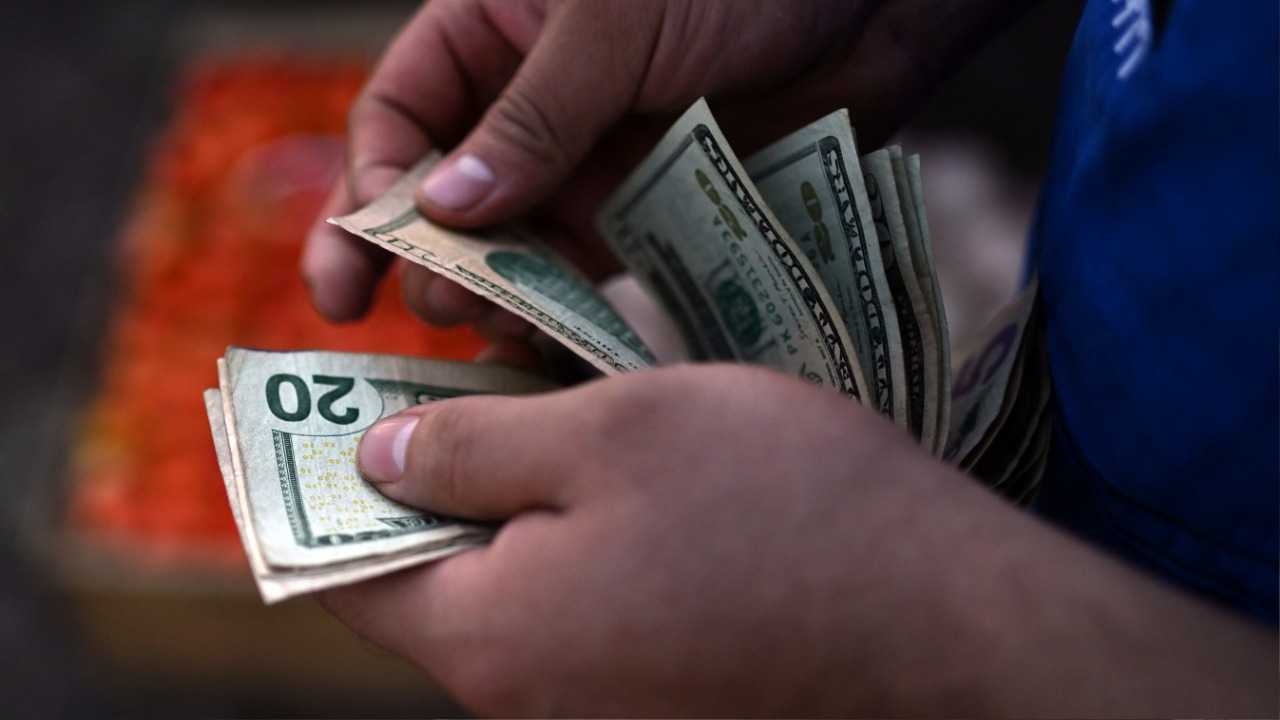 Dollar dips ahead of Powell, bitcoin climbs as investors weigh Trump win -  Info3 - The future of news