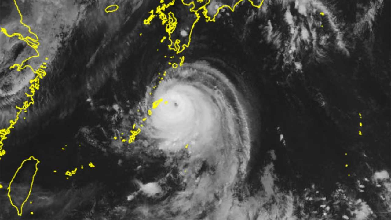 Typhoon disrupts travel, brings heavy rain in Japan