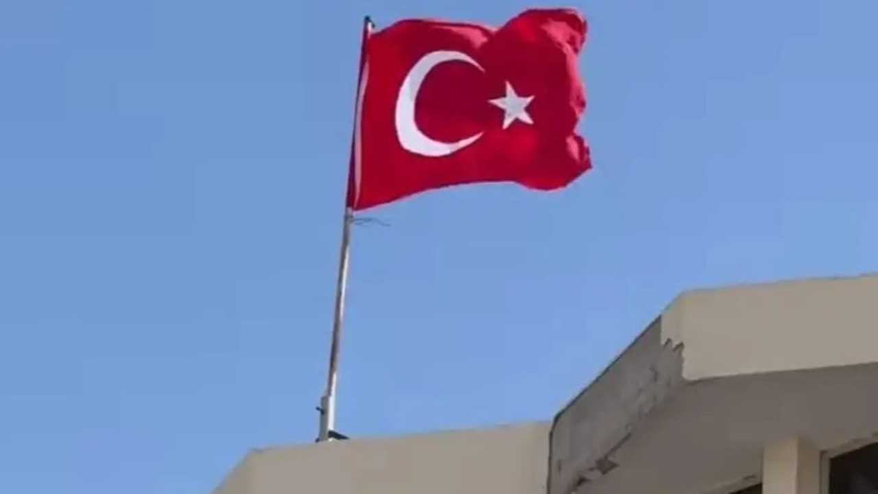 إيقاف أربعة أشخاص في تونس بعد رفع علم تركيا بدلاً من علم تونس على مبنى حكومي