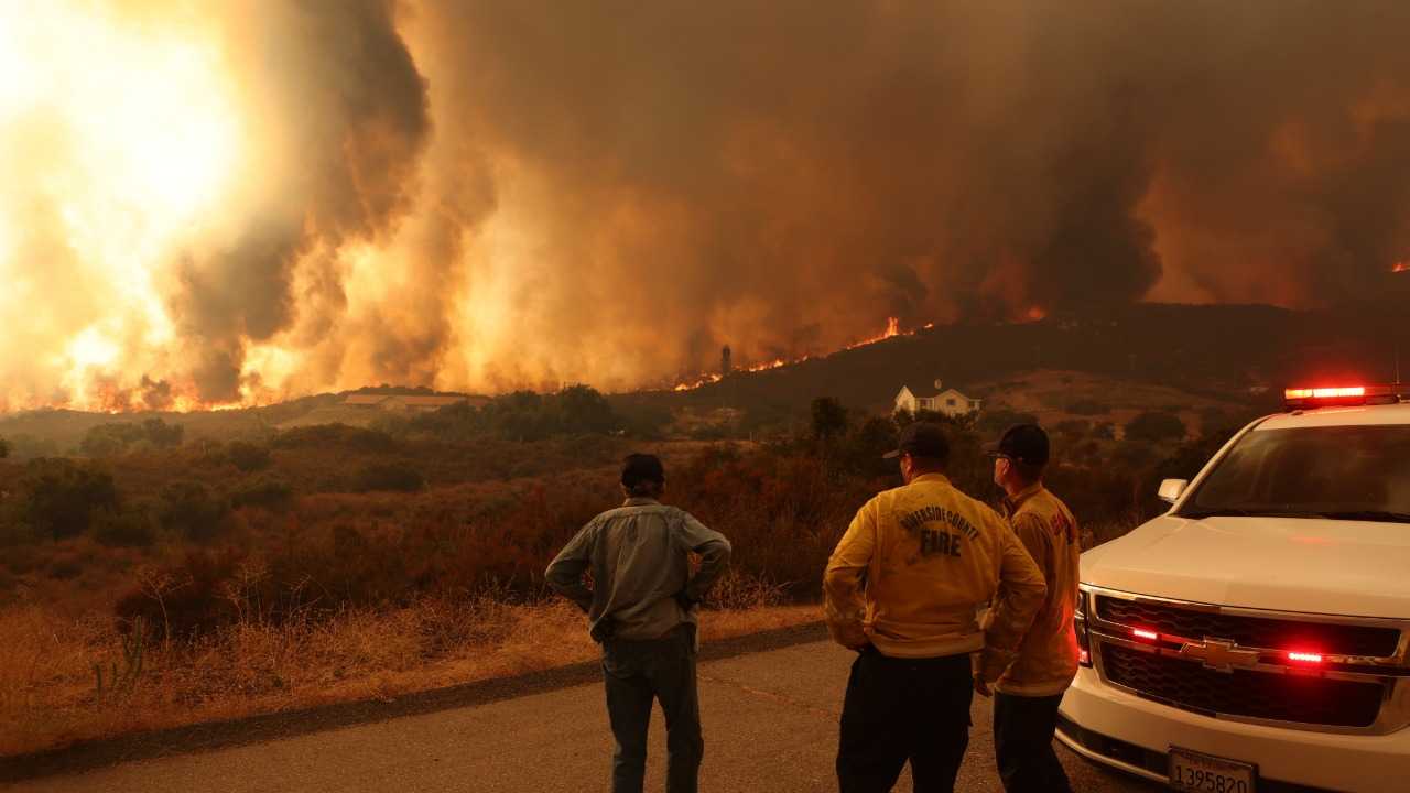 L'incendie de forêt à Los Angeles explose, engloutissant des maisons